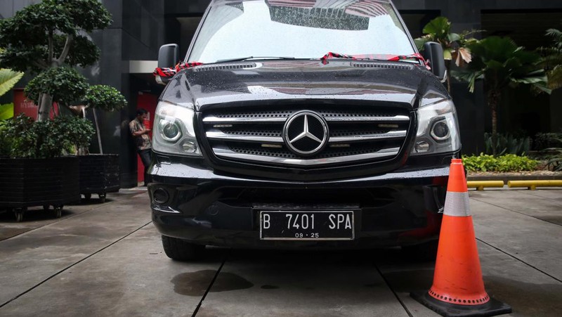 Petugas keamanan KPK mengawasi mobil merek Mercedes Benz Sprinter di kawasan gedung Merah Putih KPK, Jakarta, Selasa (14/5/2024). (detikcom/Grandyos Zafna)