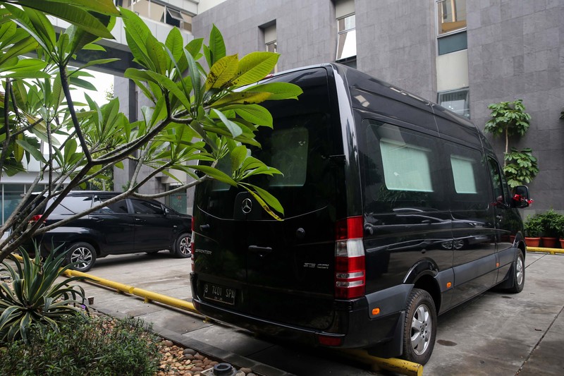 Petugas keamanan KPK mengawasi mobil merek Mercedes Benz Sprinter di kawasan gedung Merah Putih KPK, Jakarta, Selasa (14/5/2024). (detikcom/Grandyos Zafna)