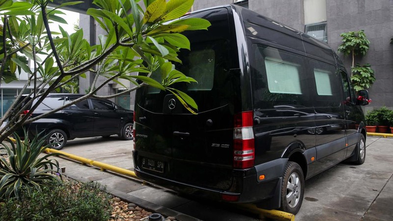 Petugas keamanan KPK mengawasi mobil merek Mercedes Benz Sprinter di kawasan gedung Merah Putih KPK, Jakarta, Selasa (14/5/2024). (detikcom/Grandyos Zafna)
