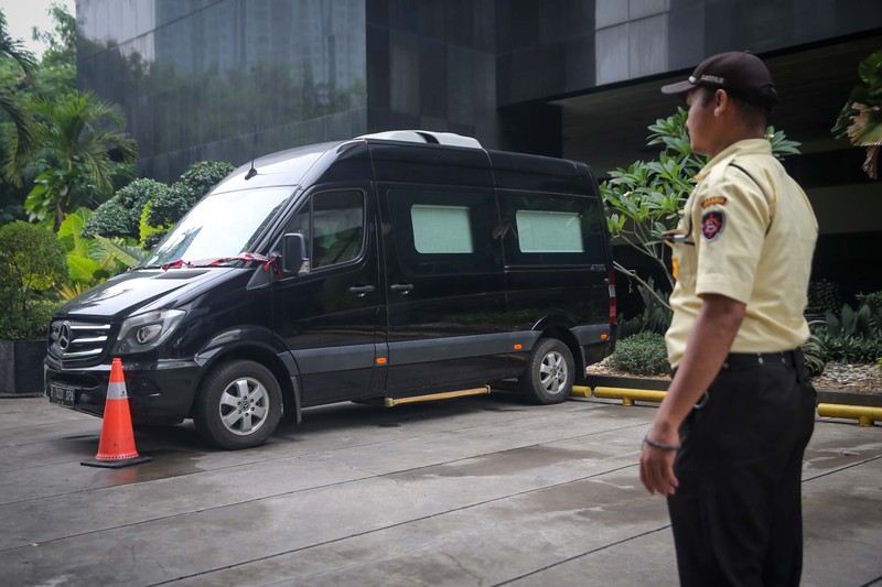 Petugas keamanan KPK mengawasi mobil merek Mercedes Benz Sprinter di kawasan gedung Merah Putih KPK, Jakarta, Selasa (14/5/2024). (detikcom/Grandyos Zafna) Petugas keamanan KPK mengawasi mobil merek Mercedes Benz Sprinter di kawasan gedung Merah Putih KPK, Jakarta, Selasa (14/5/2024). (detikcom/Grandyos Zafna)
