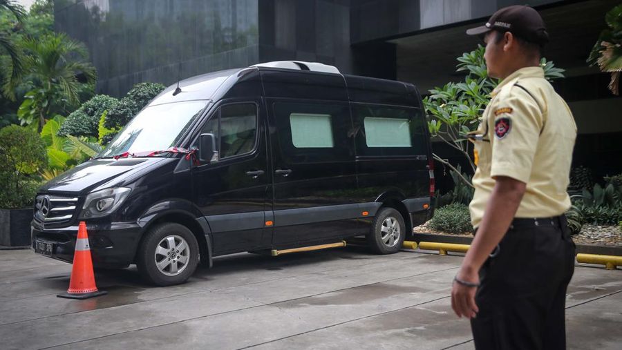 Petugas keamanan KPK mengawasi mobil merek Mercedes Benz Sprinter di kawasan gedung Merah Putih KPK, Jakarta, Selasa (14/5/2024). (detikcom/Grandyos Zafna)
