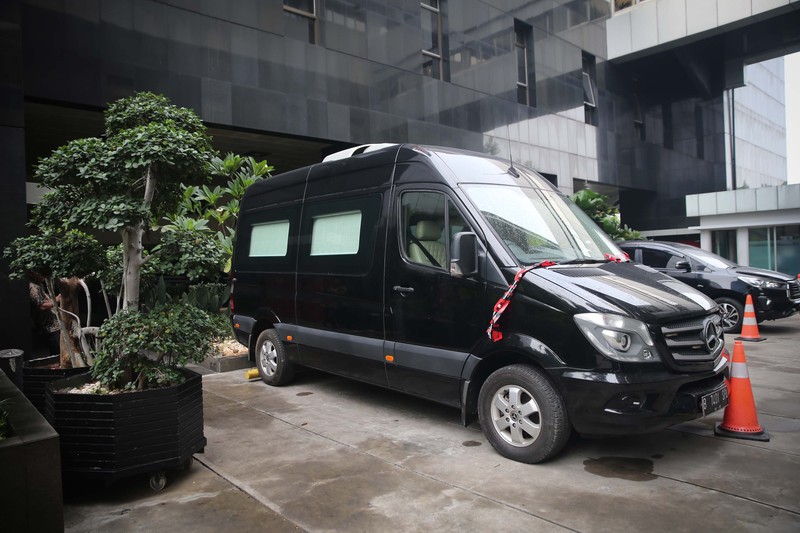 Petugas keamanan KPK mengawasi mobil merek Mercedes Benz Sprinter di kawasan gedung Merah Putih KPK, Jakarta, Selasa (14/5/2024). (detikcom/Grandyos Zafna) Petugas keamanan KPK mengawasi mobil merek Mercedes Benz Sprinter di kawasan gedung Merah Putih KPK, Jakarta, Selasa (14/5/2024). (detikcom/Grandyos Zafna)