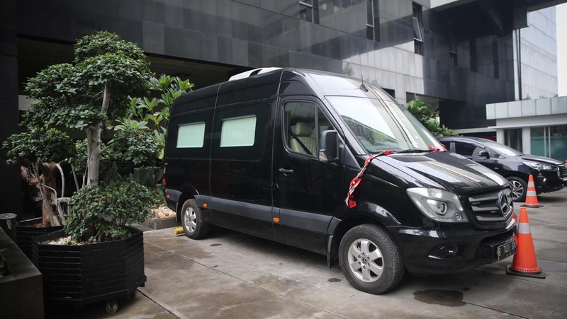 Petugas keamanan KPK mengawasi mobil merek Mercedes Benz Sprinter di kawasan gedung Merah Putih KPK, Jakarta, Selasa (14/5/2024). (detikcom/Grandyos Zafna)