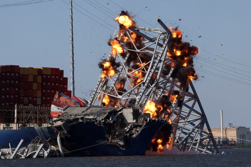 Pihak berwenang AS mulai mulai membongkar bagian jembatan Baltimore yang runtuh karena dihantam kapal kontainer Deli sekaligus mengevakuasinya lantaran telah terjabak sejak Maret lalu pada Senin (13/5/2024). (AP/Mark Schiefelbein)