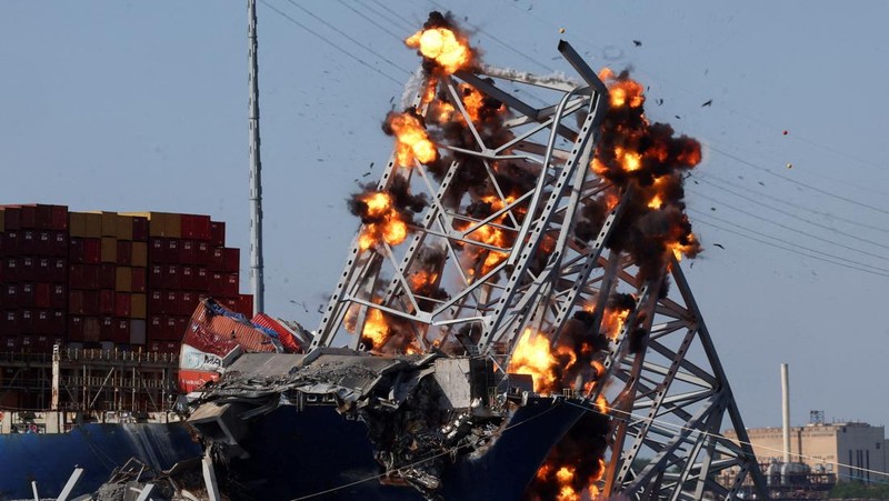 Pihak berwenang AS mulai mulai membongkar bagian jembatan Baltimore yang runtuh karena dihantam kapal kontainer Deli sekaligus mengevakuasinya lantaran telah terjabak sejak Maret lalu pada Senin (13/5/2024). (AP/Mark Schiefelbein)