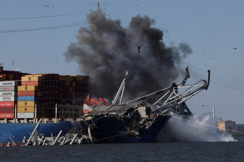 Pihak berwenang AS mulai mulai membongkar bagian jembatan Baltimore yang runtuh karena dihantam kapal kontainer Deli sekaligus mengevakuasinya lantaran telah terjabak sejak Maret lalu pada Senin (13/5/2024). (AP/Mark Schiefelbein)