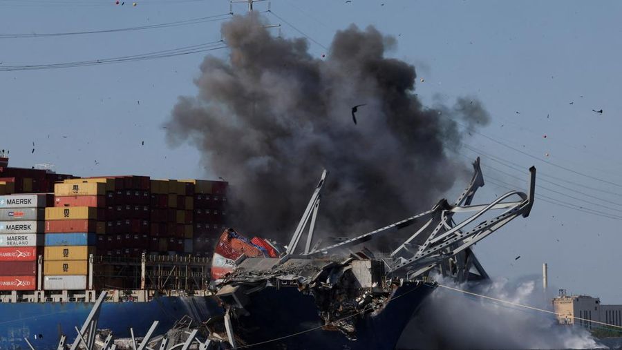 Pihak berwenang AS mulai mulai membongkar bagian jembatan Baltimore yang runtuh karena dihantam kapal kontainer Deli sekaligus mengevakuasinya lantaran telah terjabak sejak Maret lalu pada Senin (13/5/2024). (AP/Mark Schiefelbein)