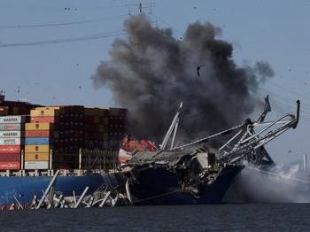 Boom! Kapal Kontainer Dirudal Proyektil Misterius di Laut Arab