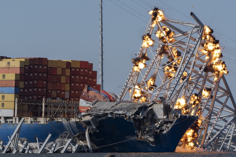 Pihak berwenang AS mulai mulai membongkar bagian jembatan Baltimore yang runtuh karena dihantam kapal kontainer Deli sekaligus mengevakuasinya lantaran telah terjabak sejak Maret lalu pada Senin (13/5/2024). (AP/Mark Schiefelbein) Pihak berwenang AS mulai mulai membongkar bagian jembatan Baltimore yang runtuh karena dihantam kapal kontainer Deli sekaligus mengevakuasinya lantaran telah terjabak sejak Maret lalu pada Senin (13/5/2024). (AP/Mark Schiefelbein)