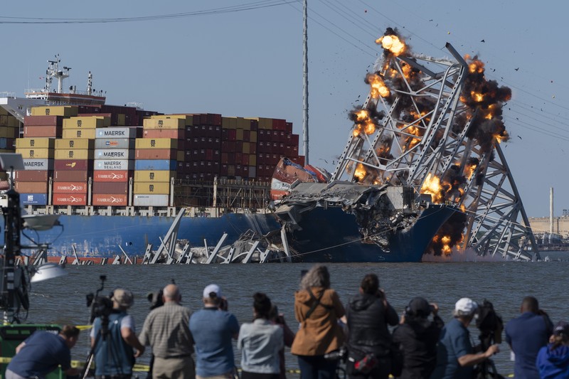 Pihak berwenang AS mulai mulai membongkar bagian jembatan Baltimore yang runtuh karena dihantam kapal kontainer Deli sekaligus mengevakuasinya lantaran telah terjabak sejak Maret lalu pada Senin (13/5/2024). (AP/Mark Schiefelbein) Pihak berwenang AS mulai mulai membongkar bagian jembatan Baltimore yang runtuh karena dihantam kapal kontainer Deli sekaligus mengevakuasinya lantaran telah terjabak sejak Maret lalu pada Senin (13/5/2024). (AP/Mark Schiefelbein)