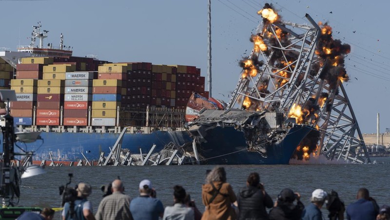 Pihak berwenang AS mulai mulai membongkar bagian jembatan Baltimore yang runtuh karena dihantam kapal kontainer Deli sekaligus mengevakuasinya lantaran telah terjabak sejak Maret lalu pada Senin (13/5/2024). (AP/Mark Schiefelbein)