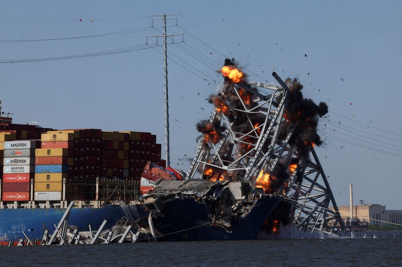 Pihak berwenang AS mulai mulai membongkar bagian jembatan Baltimore yang runtuh karena dihantam kapal kontainer Deli sekaligus mengevakuasinya lantaran telah terjabak sejak Maret lalu pada Senin (13/5/2024). (AP/Mark Schiefelbein)