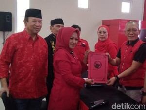 Istri Mantan Bupati Banyumas Daftar Bakal Cabup Lewat PDIP