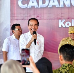 Bagi-Bagi Beras 10 Kg di Kolaka Utara, Jokowi: Ini Patut Disyukuri