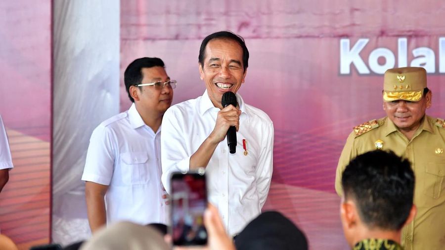 Presiden Joko Widodo (Jokowi) menyerahkan bantuan pangan kepada masyarakat di Lapangan Tenis Alun-Alun Kirambu, Kabupaten Kolaka Utara, Sulawesi Tenggara, Selasa (14/5/2024). (Dok. Setpres RI)