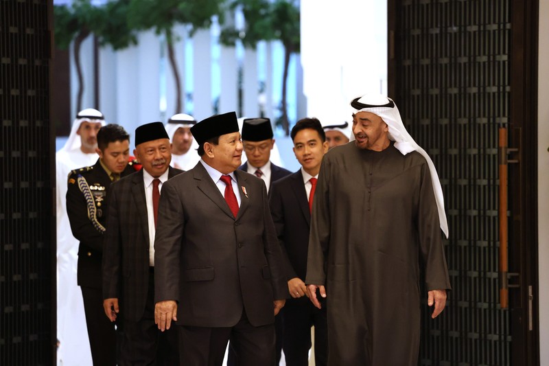 Presiden terpilih periode 2024-2029 Prabowo Subianto beserta wakil presiden terpilih Gibran Rakabuming Raka menemui presiden Uni Emirat Arab (UEA) Yang Mulia Syeikh Mohamed bin Zayed Al Nahyan (MBZ) di Istana Al Shati, Abu Dhabi, Senin, (14/5/2024). (Dok. Tim Media Prabowo Subianto) Presiden terpilih periode 2024-2029 Prabowo Subianto beserta wakil presiden terpilih Gibran Rakabuming Raka menemui presiden Uni Emirat Arab (UEA) Yang Mulia Syeikh Mohamed bin Zayed Al Nahyan (MBZ) di Istana Al Shati, Abu Dhabi, Senin, (13/5/2024). (Dok. Tim Media Prabowo Subianto)