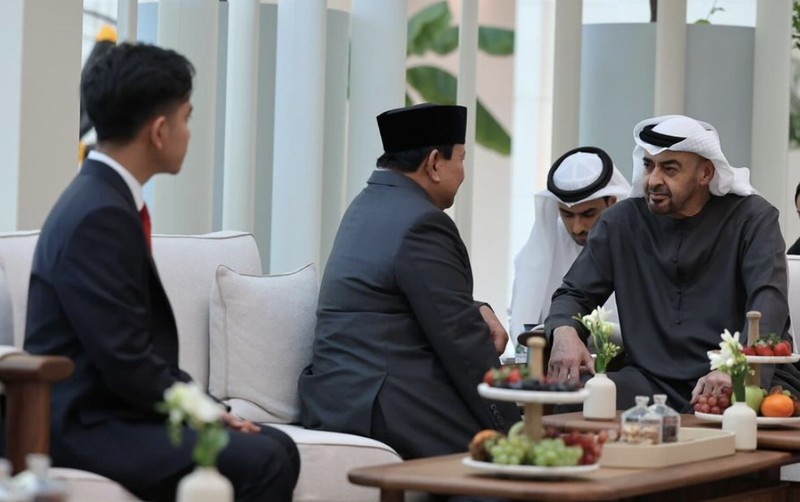 Presiden terpilih periode 2024-2029 Prabowo Subianto beserta wakil presiden terpilih Gibran Rakabuming Raka menemui presiden Uni Emirat Arab (UEA) Yang Mulia Syeikh Mohamed bin Zayed Al Nahyan (MBZ) di Istana Al Shati, Abu Dhabi, Senin, (14/5/2024). (Dok. Tim Media Prabowo Subianto) Presiden terpilih periode 2024-2029 Prabowo Subianto beserta wakil presiden terpilih Gibran Rakabuming Raka menemui presiden Uni Emirat Arab (UEA) Yang Mulia Syeikh Mohamed bin Zayed Al Nahyan (MBZ) di Istana Al Shati, Abu Dhabi, Senin, (13/5/2024). (Dok. Tim Media Prabowo Subianto)