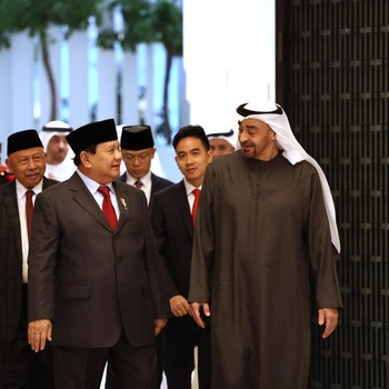 Detik-Detik Prabowo 'Bawa' Gibran ke 'Raja' Arab, Terima Penghargaan