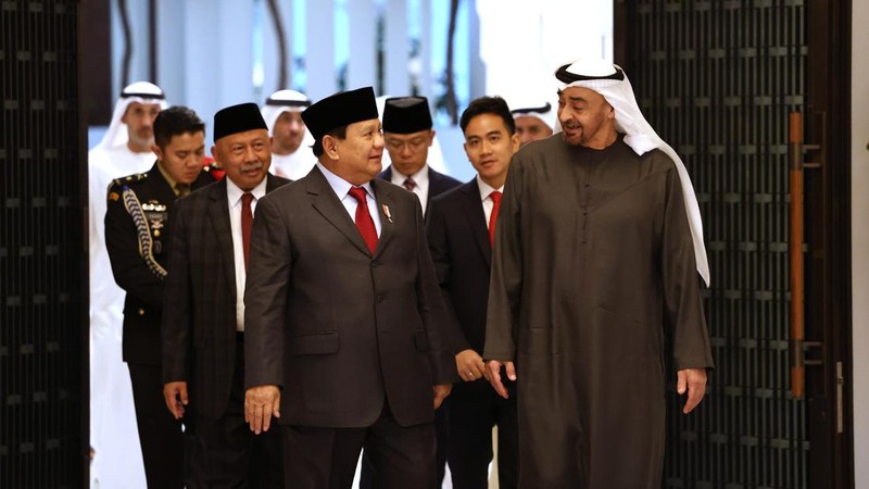 Presiden terpilih periode 2024-2029 Prabowo Subianto beserta wakil presiden terpilih Gibran Rakabuming Raka menemui presiden Uni Emirat Arab (UEA) Yang Mulia Syeikh Mohamed bin Zayed Al Nahyan (MBZ) di Istana Al Shati, Abu Dhabi, Senin, (13/5/2024). (Dok. Tim Media Prabowo Subianto)