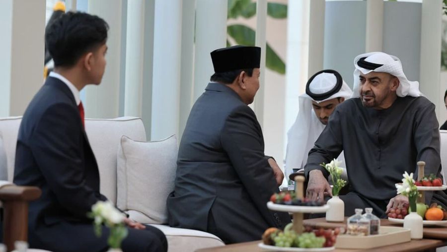 Presiden terpilih periode 2024-2029 Prabowo Subianto beserta wakil presiden terpilih Gibran Rakabuming Raka menemui presiden Uni Emirat Arab (UEA) Yang Mulia Syeikh Mohamed bin Zayed Al Nahyan (MBZ) di Istana Al Shati, Abu Dhabi, Senin, (13/5/2024). (Dok. Tim Media Prabowo Subianto)