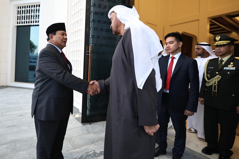 Presiden terpilih periode 2024-2029 Prabowo Subianto beserta wakil presiden terpilih Gibran Rakabuming Raka menemui presiden Uni Emirat Arab (UEA) Yang Mulia Syeikh Mohamed bin Zayed Al Nahyan (MBZ) di Istana Al Shati, Abu Dhabi, Senin, (13/5/2024). (Dok. Tim Media Prabowo Subianto)