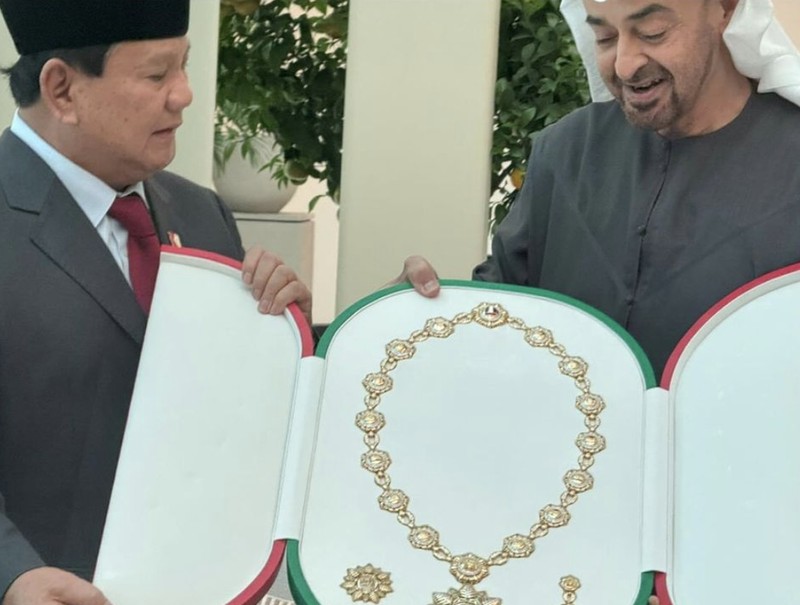 Presiden terpilih periode 2024-2029 Prabowo Subianto beserta wakil presiden terpilih Gibran Rakabuming Raka menemui presiden Uni Emirat Arab (UEA) Yang Mulia Syeikh Mohamed bin Zayed Al Nahyan (MBZ) di Istana Al Shati, Abu Dhabi, Senin, (14/5/2024). (Dok. Tim Media Prabowo Subianto) Presiden terpilih periode 2024-2029 Prabowo Subianto beserta wakil presiden terpilih Gibran Rakabuming Raka menemui presiden Uni Emirat Arab (UEA) Yang Mulia Syeikh Mohamed bin Zayed Al Nahyan (MBZ) di Istana Al Shati, Abu Dhabi, Senin, (13/5/2024). (Dok. Tim Media Prabowo Subianto)