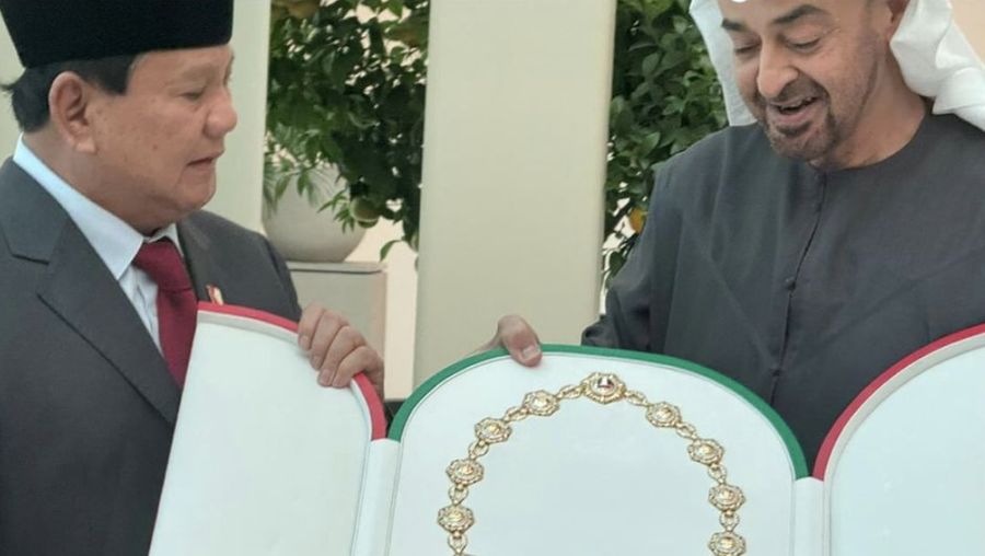 Presiden terpilih periode 2024-2029 Prabowo Subianto beserta wakil presiden terpilih Gibran Rakabuming Raka menemui presiden Uni Emirat Arab (UEA) Yang Mulia Syeikh Mohamed bin Zayed Al Nahyan (MBZ) di Istana Al Shati, Abu Dhabi, Senin, (13/5/2024). (Dok. Tim Media Prabowo Subianto)