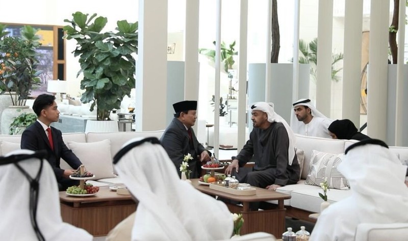 Presiden terpilih periode 2024-2029 Prabowo Subianto beserta wakil presiden terpilih Gibran Rakabuming Raka menemui presiden Uni Emirat Arab (UEA) Yang Mulia Syeikh Mohamed bin Zayed Al Nahyan (MBZ) di Istana Al Shati, Abu Dhabi, Senin, (14/5/2024). (Dok. Tim Media Prabowo Subianto) Presiden terpilih periode 2024-2029 Prabowo Subianto beserta wakil presiden terpilih Gibran Rakabuming Raka menemui presiden Uni Emirat Arab (UEA) Yang Mulia Syeikh Mohamed bin Zayed Al Nahyan (MBZ) di Istana Al Shati, Abu Dhabi, Senin, (13/5/2024). (Dok. Tim Media Prabowo Subianto)