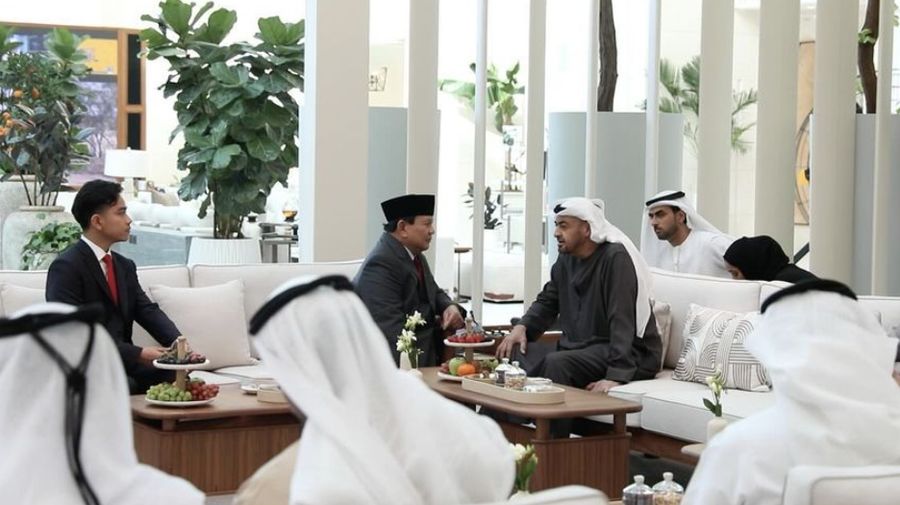 Presiden terpilih periode 2024-2029 Prabowo Subianto beserta wakil presiden terpilih Gibran Rakabuming Raka menemui presiden Uni Emirat Arab (UEA) Yang Mulia Syeikh Mohamed bin Zayed Al Nahyan (MBZ) di Istana Al Shati, Abu Dhabi, Senin, (13/5/2024). (Dok. Tim Media Prabowo Subianto)