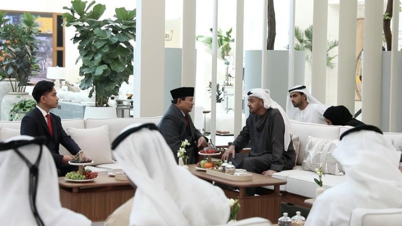 Presiden terpilih periode 2024-2029 Prabowo Subianto beserta wakil presiden terpilih Gibran Rakabuming Raka menemui presiden Uni Emirat Arab (UEA) Yang Mulia Syeikh Mohamed bin Zayed Al Nahyan (MBZ) di Istana Al Shati, Abu Dhabi, Senin, (13/5/2024). (Dok. Tim Media Prabowo Subianto)