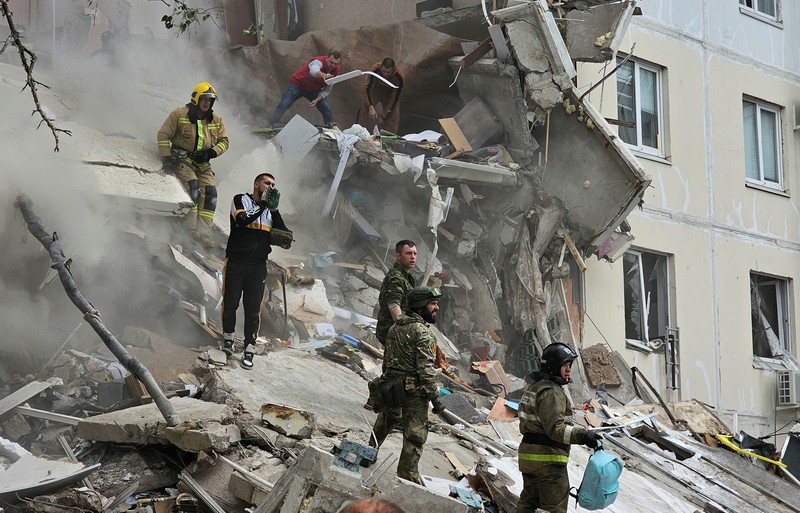 Runtuhnya salah satu blok apartemen bertingkat, akibat apa yang oleh pemerintah setempat disebut sebagai serangan rudal Ukraina, dalam konflik Rusia-Ukraina di kota Belgorod, Rusia, 12 Mei 2024. (REUTERS/Stringer) Runtuhnya salah satu blok apartemen bertingkat, akibat apa yang oleh pemerintah setempat disebut sebagai serangan rudal Ukraina, dalam konflik Rusia-Ukraina di kota Belgorod, Rusia, 12 Mei 2024. (REUTERS/Stringer)