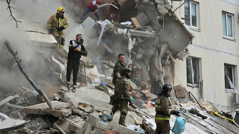 Runtuhnya salah satu blok apartemen bertingkat, akibat apa yang oleh pemerintah setempat disebut sebagai serangan rudal Ukraina, dalam konflik Rusia-Ukraina di kota Belgorod, Rusia, 12 Mei 2024. (REUTERS/Stringer)