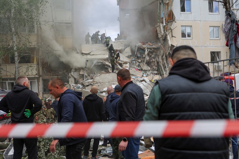 Runtuhnya salah satu blok apartemen bertingkat, akibat apa yang oleh pemerintah setempat disebut sebagai serangan rudal Ukraina, dalam konflik Rusia-Ukraina di kota Belgorod, Rusia, 12 Mei 2024. (REUTERS/Stringer) Runtuhnya salah satu blok apartemen bertingkat, akibat apa yang oleh pemerintah setempat disebut sebagai serangan rudal Ukraina, dalam konflik Rusia-Ukraina di kota Belgorod, Rusia, 12 Mei 2024. (REUTERS/Stringer)
