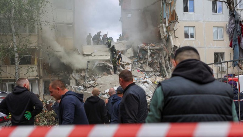 Runtuhnya salah satu blok apartemen bertingkat, akibat apa yang oleh pemerintah setempat disebut sebagai serangan rudal Ukraina, dalam konflik Rusia-Ukraina di kota Belgorod, Rusia, 12 Mei 2024. (REUTERS/Stringer)