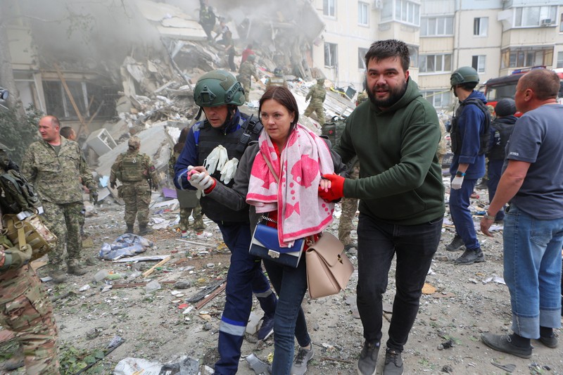 Runtuhnya salah satu blok apartemen bertingkat, akibat apa yang oleh pemerintah setempat disebut sebagai serangan rudal Ukraina, dalam konflik Rusia-Ukraina di kota Belgorod, Rusia, 12 Mei 2024. (REUTERS/Stringer) Runtuhnya salah satu blok apartemen bertingkat, akibat apa yang oleh pemerintah setempat disebut sebagai serangan rudal Ukraina, dalam konflik Rusia-Ukraina di kota Belgorod, Rusia, 12 Mei 2024. (REUTERS/Stringer)