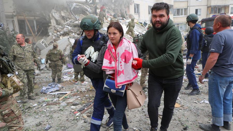 Runtuhnya salah satu blok apartemen bertingkat, akibat apa yang oleh pemerintah setempat disebut sebagai serangan rudal Ukraina, dalam konflik Rusia-Ukraina di kota Belgorod, Rusia, 12 Mei 2024. (REUTERS/Stringer)