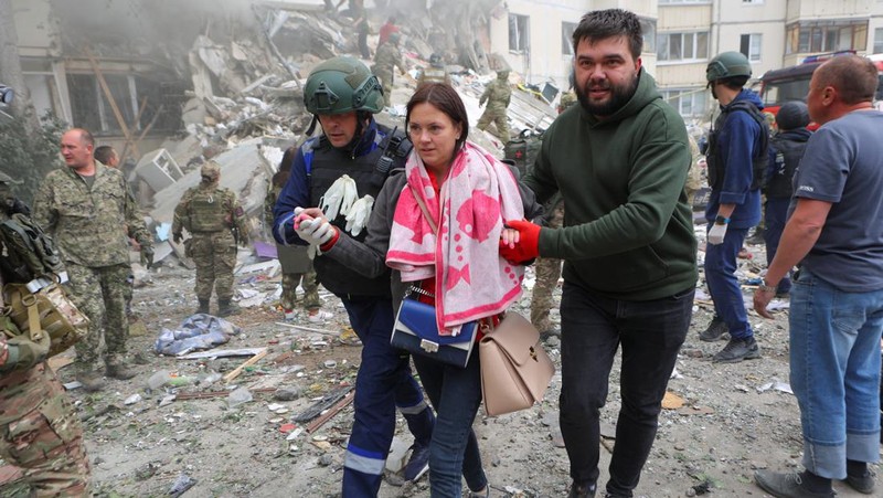 Runtuhnya salah satu blok apartemen bertingkat, akibat apa yang oleh pemerintah setempat disebut sebagai serangan rudal Ukraina, dalam konflik Rusia-Ukraina di kota Belgorod, Rusia, 12 Mei 2024. (REUTERS/Stringer)