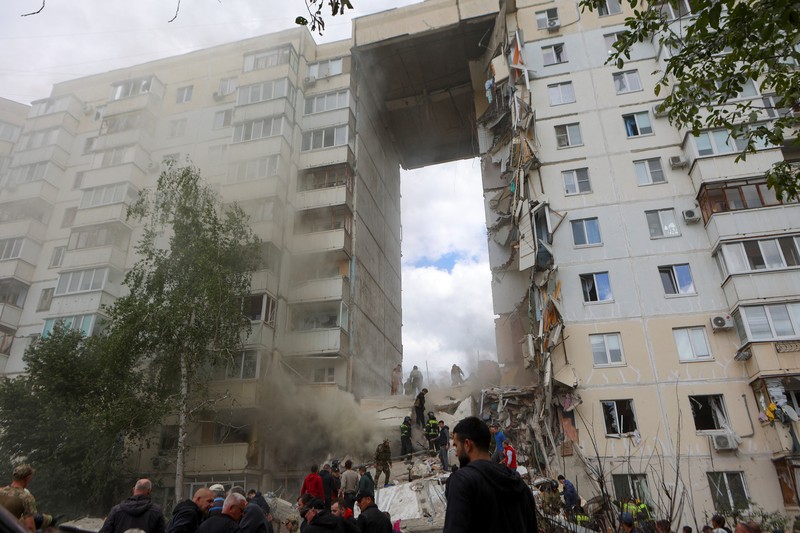 Runtuhnya salah satu blok apartemen bertingkat, akibat apa yang oleh pemerintah setempat disebut sebagai serangan rudal Ukraina, dalam konflik Rusia-Ukraina di kota Belgorod, Rusia, 12 Mei 2024. (REUTERS/Stringer)