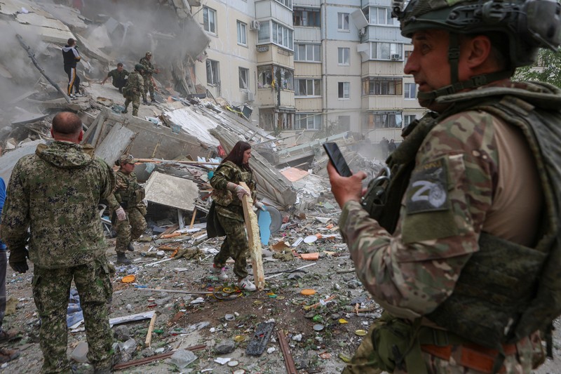 Runtuhnya salah satu blok apartemen bertingkat, akibat apa yang oleh pemerintah setempat disebut sebagai serangan rudal Ukraina, dalam konflik Rusia-Ukraina di kota Belgorod, Rusia, 12 Mei 2024. (REUTERS/Stringer) Runtuhnya salah satu blok apartemen bertingkat, akibat apa yang oleh pemerintah setempat disebut sebagai serangan rudal Ukraina, dalam konflik Rusia-Ukraina di kota Belgorod, Rusia, 12 Mei 2024. (REUTERS/Stringer)