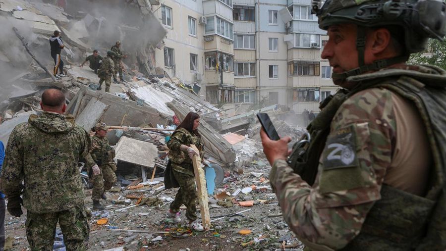 Runtuhnya salah satu blok apartemen bertingkat, akibat apa yang oleh pemerintah setempat disebut sebagai serangan rudal Ukraina, dalam konflik Rusia-Ukraina di kota Belgorod, Rusia, 12 Mei 2024. (REUTERS/Stringer)