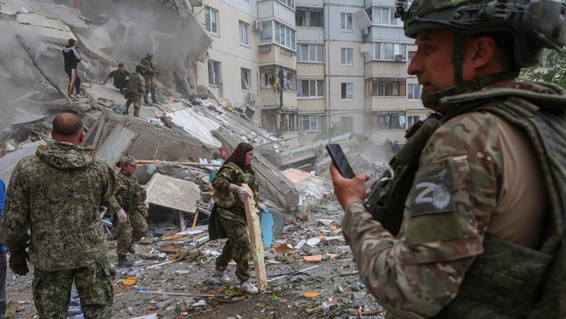 Runtuhnya salah satu blok apartemen bertingkat, akibat apa yang oleh pemerintah setempat disebut sebagai serangan rudal Ukraina, dalam konflik Rusia-Ukraina di kota Belgorod, Rusia, 12 Mei 2024. (REUTERS/Stringer)