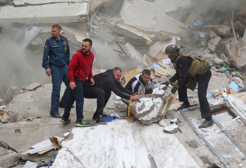 Runtuhnya salah satu blok apartemen bertingkat, akibat apa yang oleh pemerintah setempat disebut sebagai serangan rudal Ukraina, dalam konflik Rusia-Ukraina di kota Belgorod, Rusia, 12 Mei 2024. (REUTERS/Stringer)