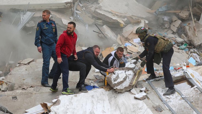Runtuhnya salah satu blok apartemen bertingkat, akibat apa yang oleh pemerintah setempat disebut sebagai serangan rudal Ukraina, dalam konflik Rusia-Ukraina di kota Belgorod, Rusia, 12 Mei 2024. (REUTERS/Stringer)