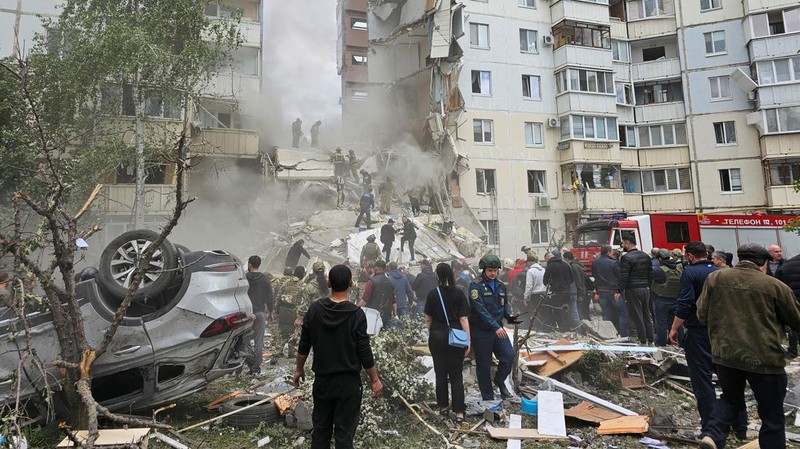Runtuhnya salah satu blok apartemen bertingkat, akibat apa yang oleh pemerintah setempat disebut sebagai serangan rudal Ukraina, dalam konflik Rusia-Ukraina di kota Belgorod, Rusia, 12 Mei 2024. (REUTERS/Stringer)