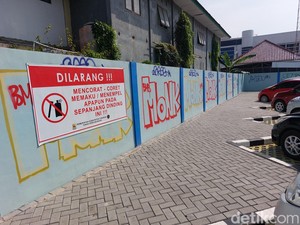 Coretan Tangan Jahil Bikin Taman Parkir Sumber Jadi Kumuh