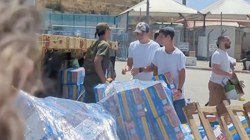 Sejumlah warga Israel memblokir truk bantuan yang menuju Gaza dan merusak serta menginjak paket makanan yang dibawa pada Senin (13/5/2024). Dari kemasannya, terlihat bahwa paket makanan tersebut termasuk produk seperti Indomie yang dikirim ke Gaza. Sejumlah warga Israel memblokir truk bantuan yang menuju Gaza dan merusak serta menginjak paket makanan yang dibawa pada Senin (13/5/2024). Dari kemasannya, terlihat bahwa paket makanan tersebut termasuk produk seperti Indomie yang dikirim ke Gaza. (Tangkapan Layar Video Reuters/KAN2COME)