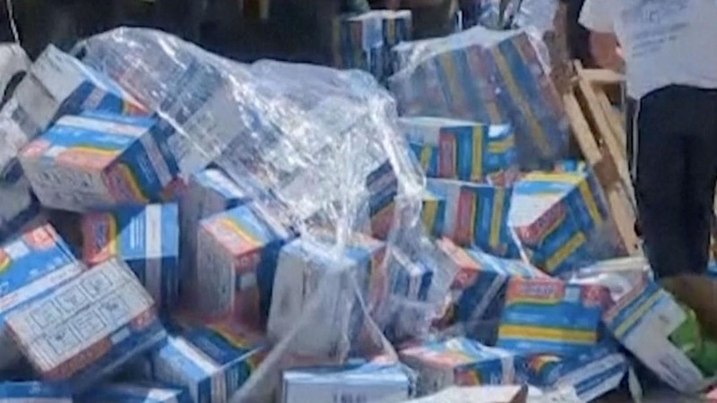 Sejumlah warga Israel memblokir truk bantuan yang menuju Gaza dan merusak serta menginjak paket makanan yang dibawa pada Senin (13/5/2024). Dari kemasannya, terlihat bahwa paket makanan tersebut termasuk produk seperti Indomie yang dikirim ke Gaza. (Tangkapan Layar Video Reuters/KAN2COME)