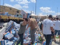 Potret Warga Israel Blokir Bantuan Gaza, Ada Indomie Dilempar-Diinjak