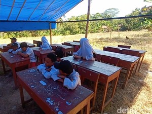 Pilu Siswa SD di Pelosok Cianjur, Kelas Ambruk-Belajar di Tenda Terpal