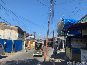 Warga Makassar Keluhkan Tiang di Badan Jalan Kerap Bikin Pengendara Celaka